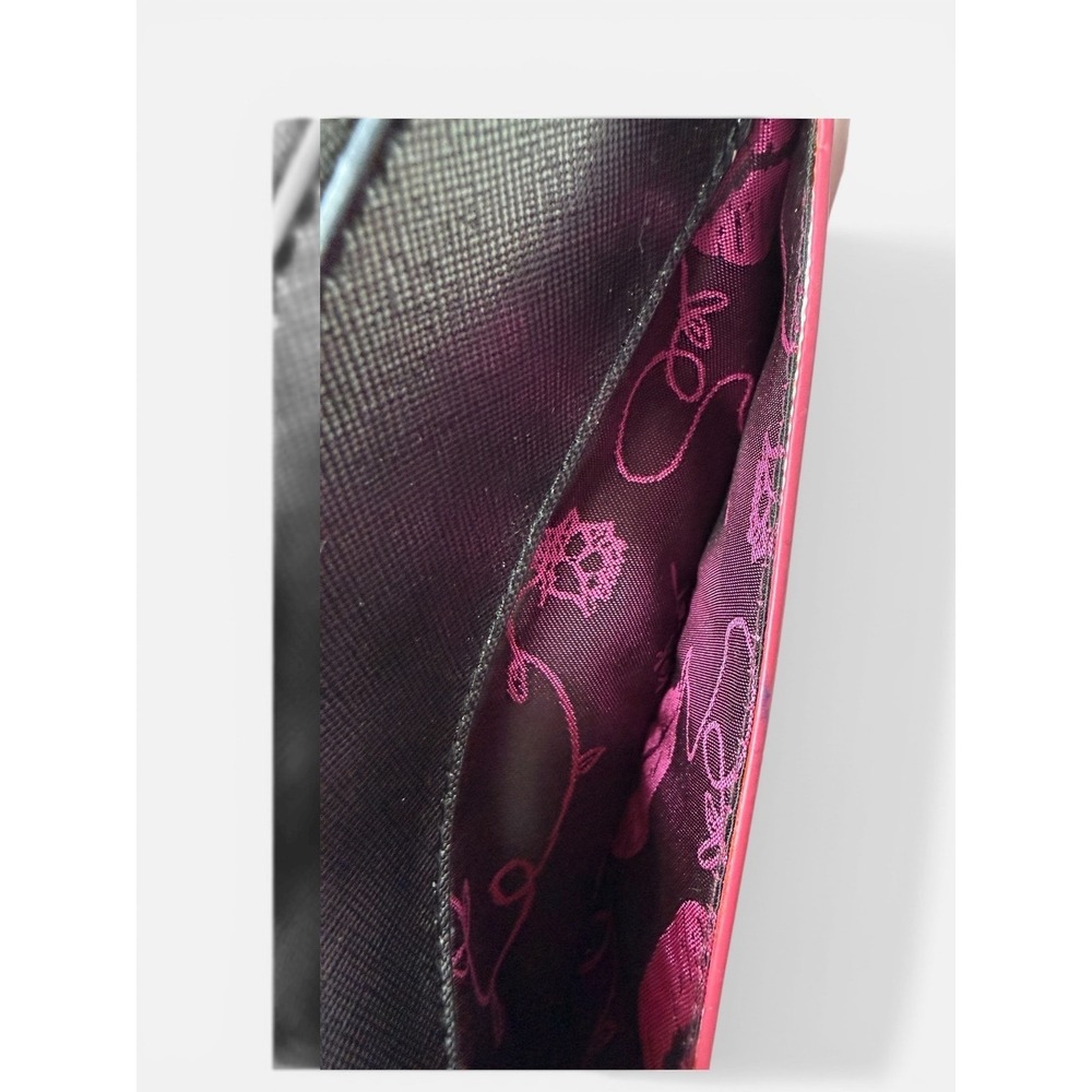 Betsey Johnson Metallic Fuchsia Black Saffiano Wristlet Wallet Heart Zip Pull - Picture 6 of 9